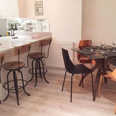 Spacious 1 Bedroom Split Level Old Pub Conversion Tower Bridge Лондон Екстер'єр фото