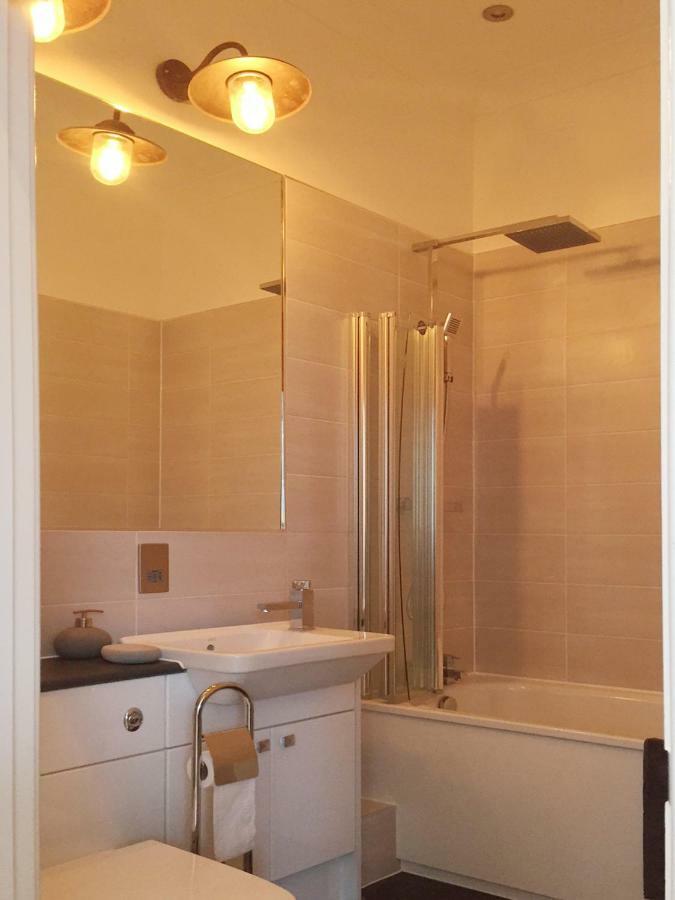 Spacious 1 Bedroom Split Level Old Pub Conversion Tower Bridge Лондон Екстер'єр фото